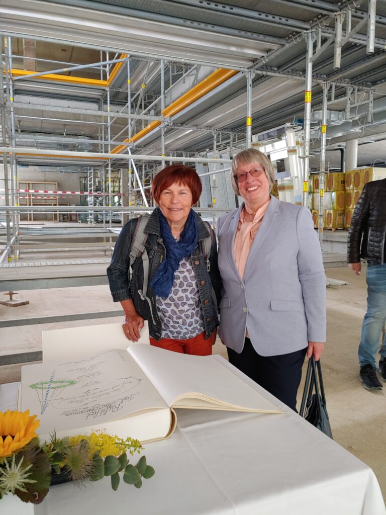 Die GRÜNEN Kreisrätinnen im Bauausschuss Doris Lurz (l.) und Ursula Reichenmiller-Thoma (re.)